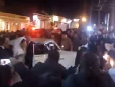 Γάμος-θρίλερ για Βραζιλιάνα πολιτικό: Διαδηλωτές της πέταξαν αυγά και έφυγε με αστυνομική συνοδεία (βίντεο)